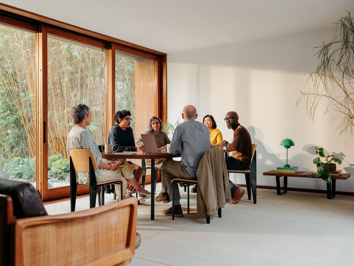 Equipo colaborando en un ambiente corporativo moderno